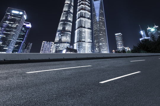 公路地面和上海摩天大楼夜景