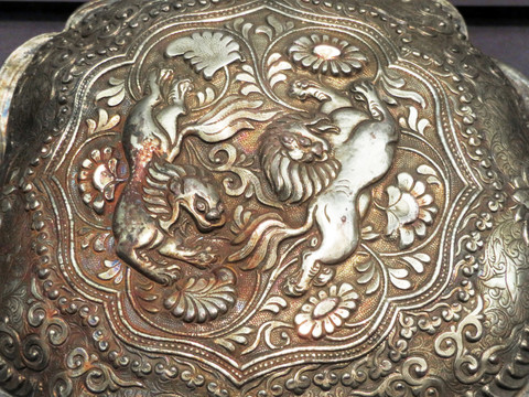 双狮纹鎏金錾花银盒