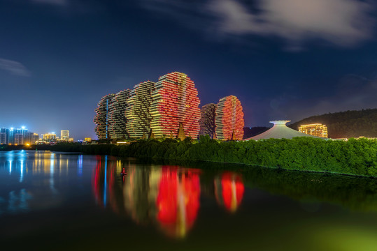 海南三亚的地标建筑美丽之冠夜景