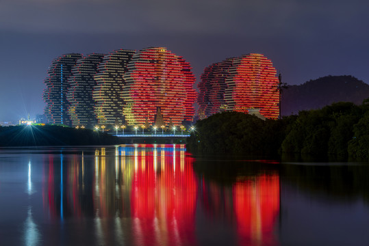 海南三亚的地标建筑美丽之冠夜景