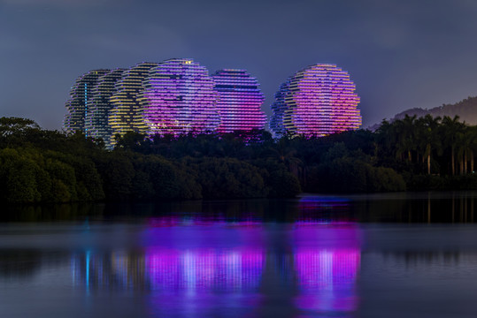 海南三亚的地标建筑美丽之冠夜景