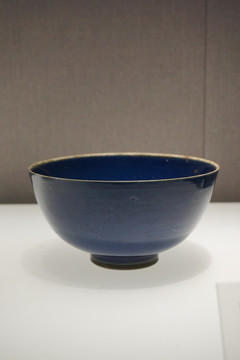 陶瓷明嘉靖蓝釉刻龙纹碗