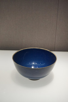 陶瓷明嘉靖蓝釉刻龙纹碗