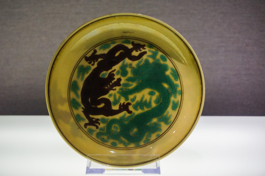 陶瓷清代黄地瓷盘
