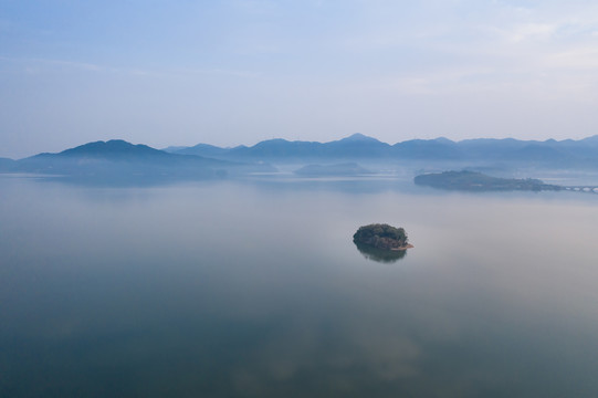 航拍湖泊山水