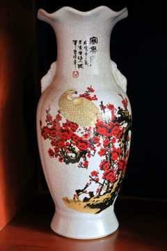 梅花瓷瓶