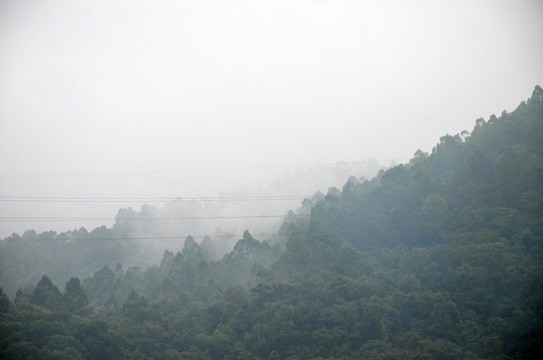 山峰云雾