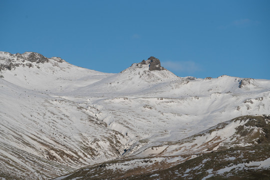 冰岛冬季的雪山背景图