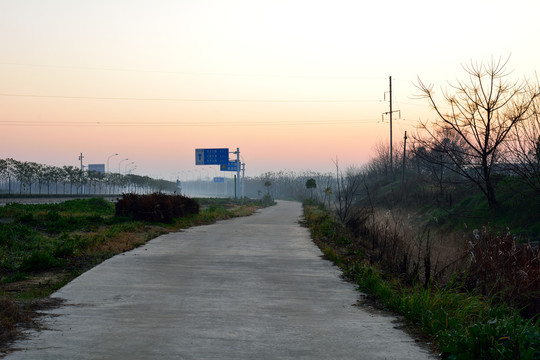 通往一级公路的村道