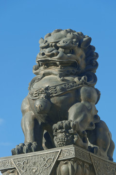 雄狮铜雕像