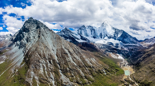 稻城高原雪山自然风光摄影图