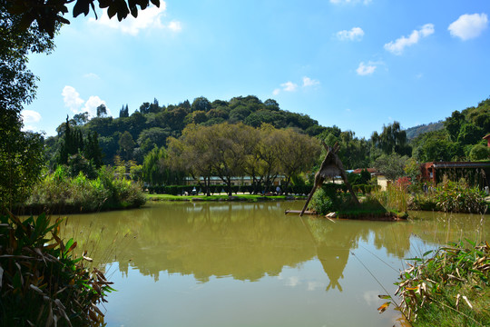 云南阿庐古洞风景区湖面