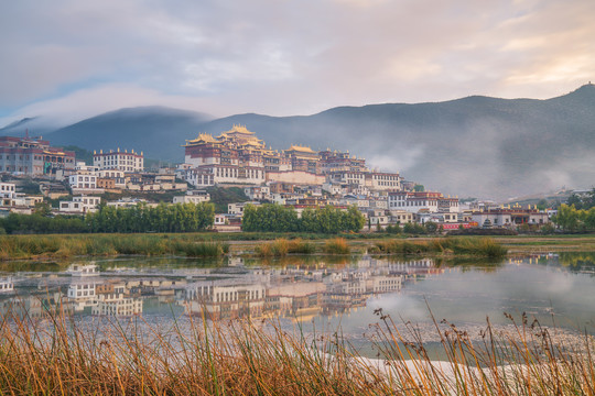 中国云南省松赞林寺旅游风光