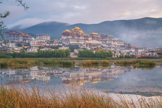 中国云南省松赞林寺旅游风光