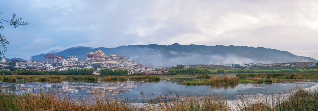 中国云南省松赞林寺旅游风光