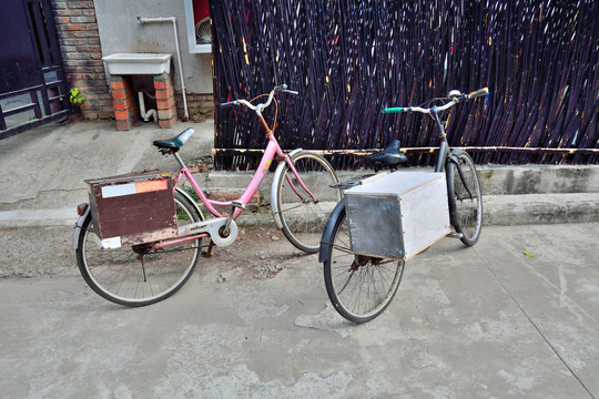 自信车后座上的自制木箱