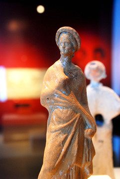 帕埃斯图姆的女性陶雕