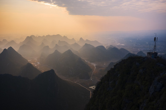 夕阳下的群山