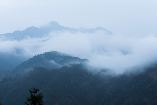 云雾缭绕的群山