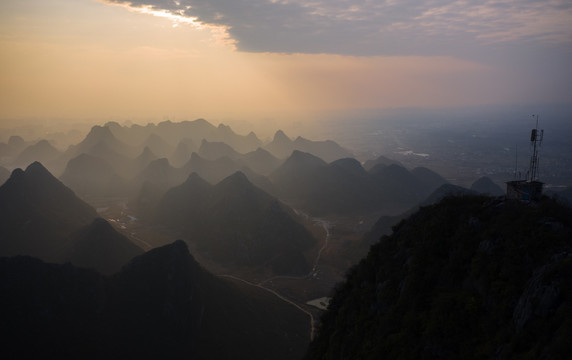 夕阳下的群山