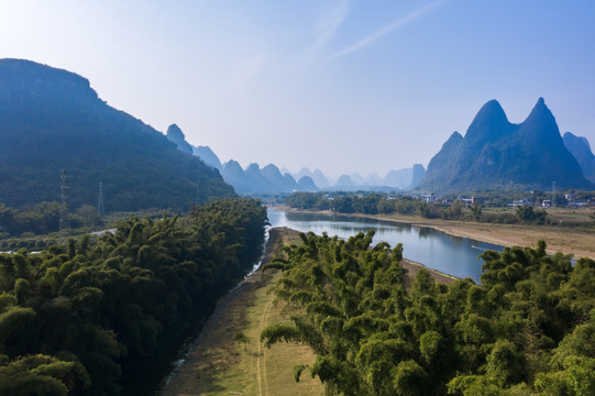 晴朗天空下的漓江两岸风光