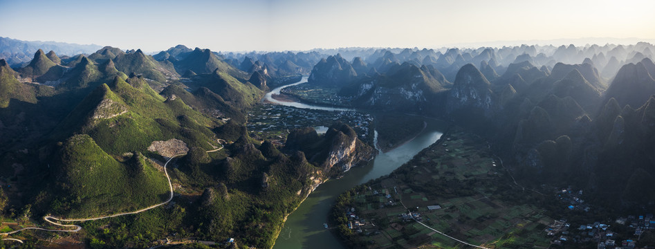 漓江两岸层层叠叠的群山