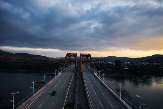 夕阳下的公路大桥