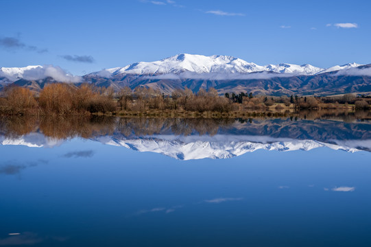 雪山和湖泊