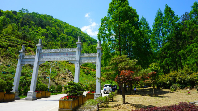 龙王垭山庄大门