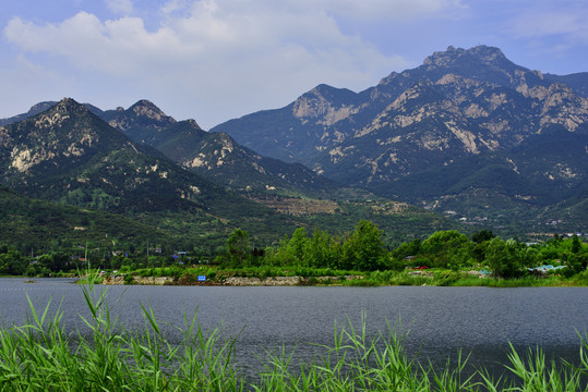 蓝天白云高山湖泊