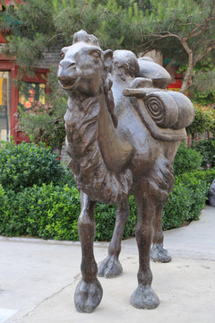沙漠骆驼铜雕像