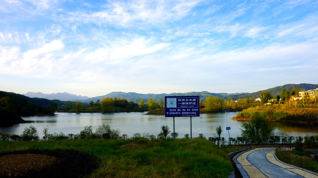 龙坝水库蓝天