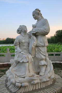 古代情侣石雕像