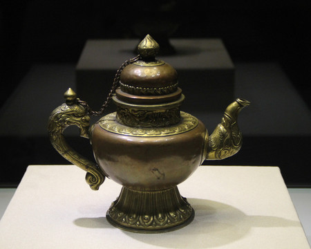 清代高莲足錾花铜茶壶