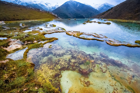 中国川西山区泉华滩的草原河流