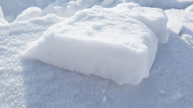 厚厚的积雪