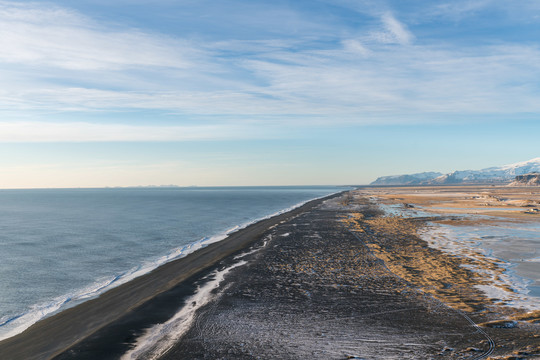 冰岛黑沙滩教堂海滩黄昏风景