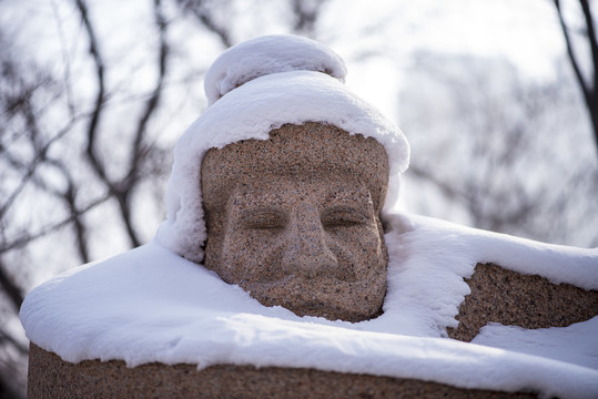 被雪覆盖的石雕像