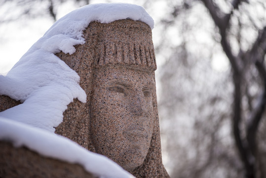 被雪覆盖的石雕像