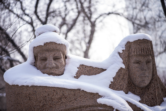 被雪覆盖的石雕像
