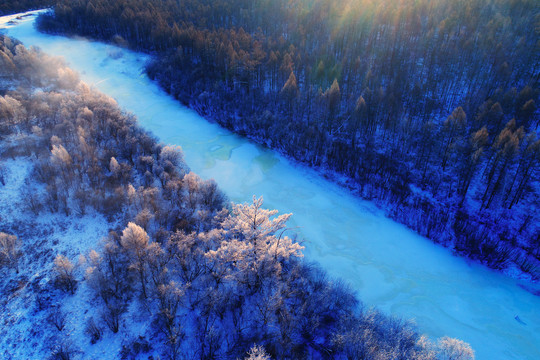 航拍大兴安岭冬季雪河风景