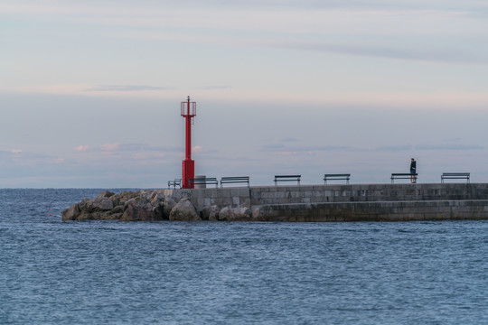 海边的灯塔和堤坝