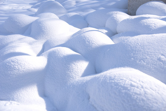 光影线条唯美的雪垛