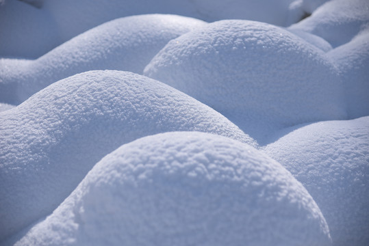 光影线条唯美的雪垛