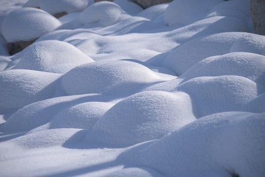 光影线条唯美的雪垛