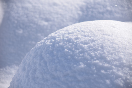 光影线条唯美的雪垛特写