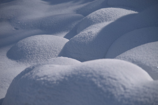 光影线条唯美的雪垛