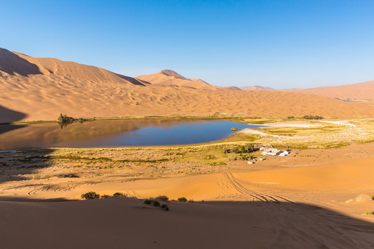 巴丹吉林沙漠湖泊光影11