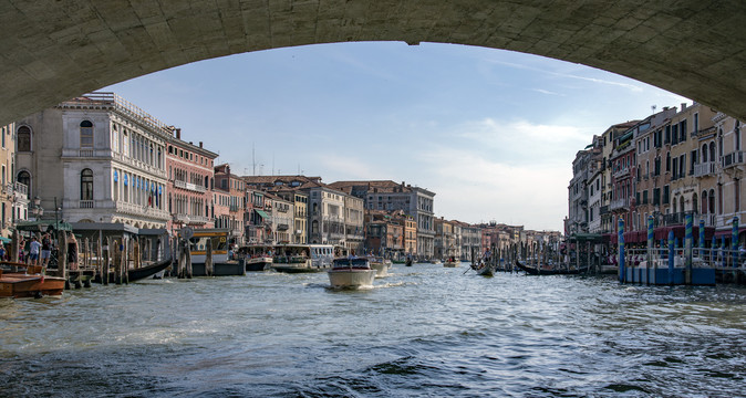 拱桥下看威尼斯