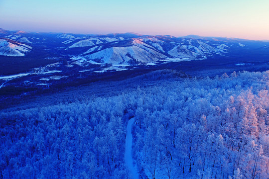 大兴安岭雪域山林山路